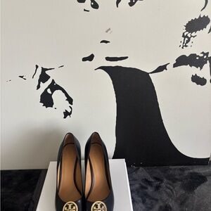 Tory Burch Black Leather Logo Medallion Pumps
